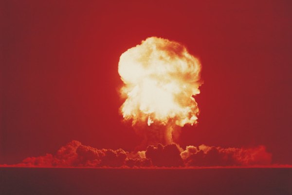 Las propiedades de los materiales radiactivos condujeron a la creación de la bomba nuclear.