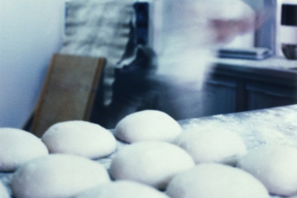 El proceso de fermentación de la levadura es lo que hace que la masa del pan se eleve.