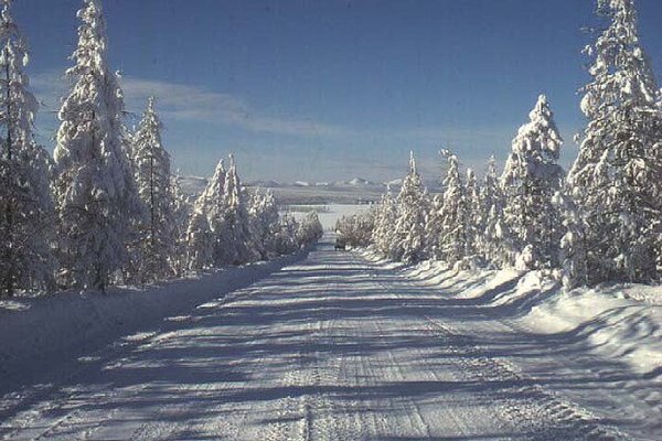 Imagen de la autopista federal Kolýmskaya cubierta de nieve