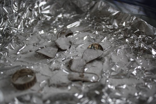 Este experimento químico te servirá para limpiar joyas de plata que se hayan ennegrecido.
