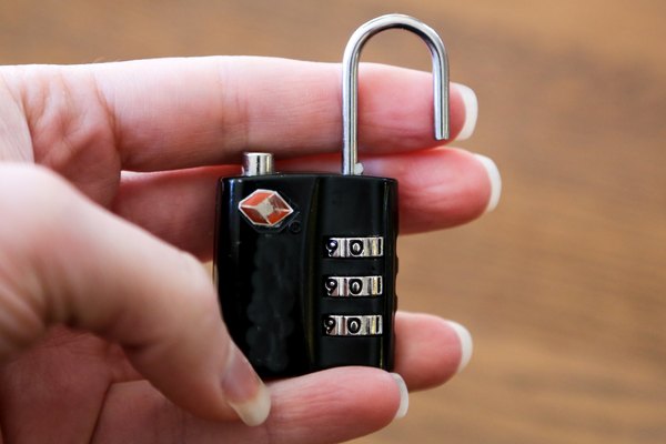 how to open a brinks luggage lock without the combination