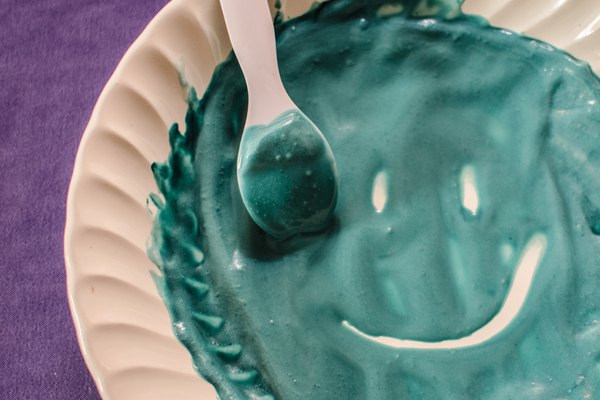 Pinta la masilla de moldear de un color brillante verde agua azulado.