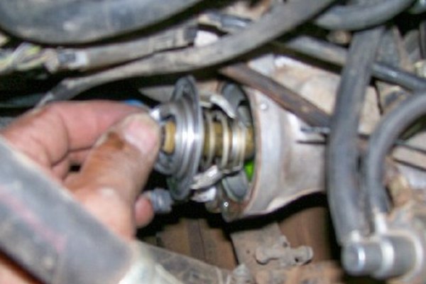 01 nissan quest thermostat location