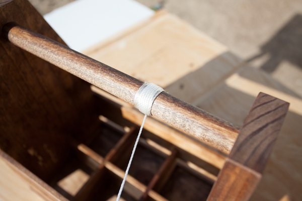 Envuelve una cuerda de nailon sobre el asa.