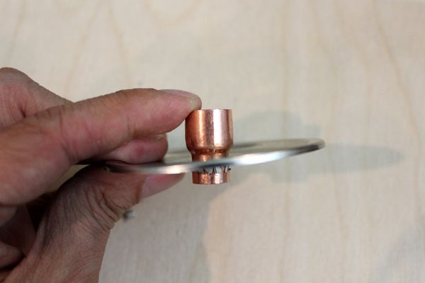 Empuja el acoplamiento soldador de cobre a través del agujero.