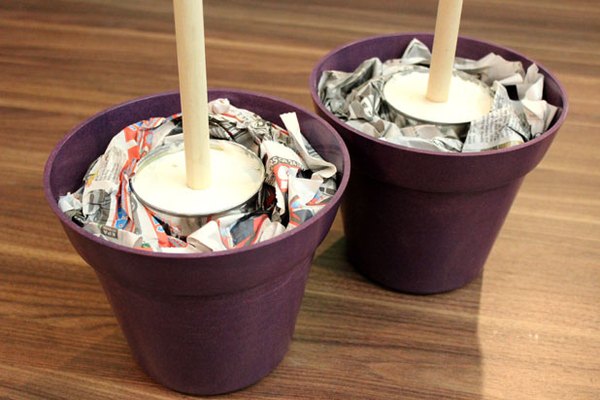 Coloca las latas en macetas decorativas.