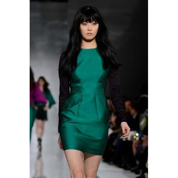 What Nail Polishes Go With a Green Dress?
