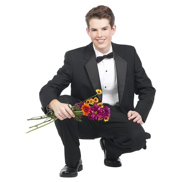 Мужчина в костюме с цветами