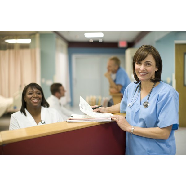 what does nurse assistant meaning in french