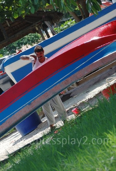 How to Refinish a Gel Coat on Fiberglass