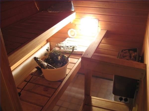 Infrared heat lamp in a dry sauna