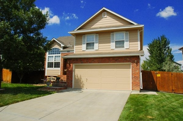 How to Estimate the Coverage of Exterior Paint | HomeSteady How to Estimate the Coverage of Exterior Paint | HomeSteady