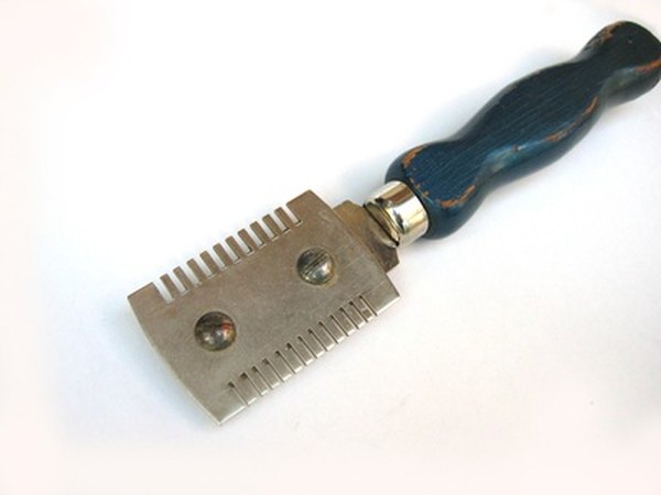 stripping comb image by Edsweb from Fotolia.com Stripping combs should not be used on Airedales for the show ring.
