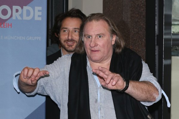 Gérard ficou tão envolvido em seu trabalho no longa "Cyrano" que demorou semanas para remover o bigode que cultivou para o filme