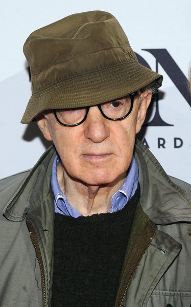Woody possui diversas neuroses, entre elas: fobia a insetos, cães, luz solar, altitude, multidões, câncer, etc.