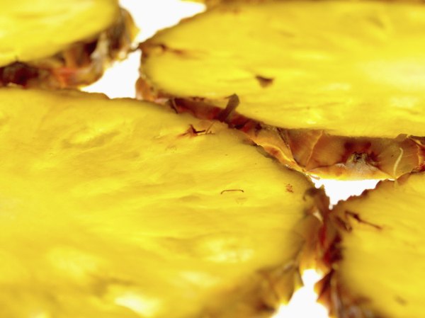 Reaproveite as cascas do abacaxi para esta receita