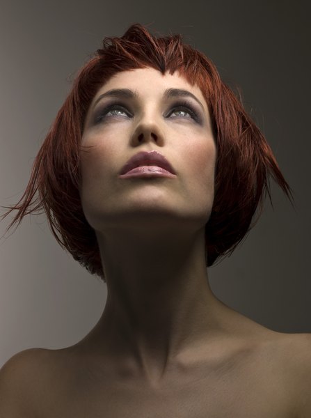 Penteado inspirado em Louise Brooks com um toque ciberpunk