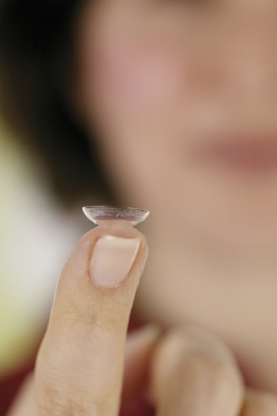 Se você usa lentes de contato, tenha ainda mais cuidado com o ressecamento dos olhos
