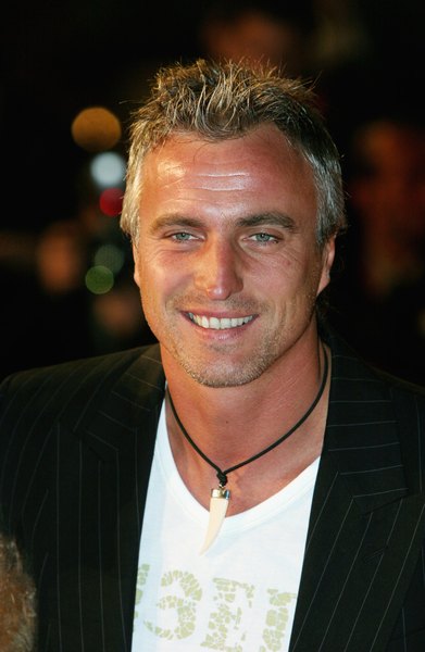 Os longos e bem cuidados cabelos loiros do ex-jogador francês David Ginola marcaram época