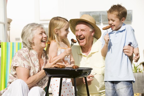 Família ao redor da churrasqueira