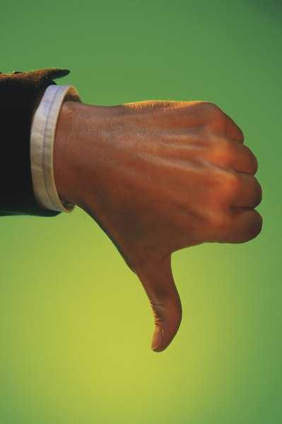Não se deixe contaminar pelo seu pessimismo e tente fazer com que ele enxergue também aspectos positivos