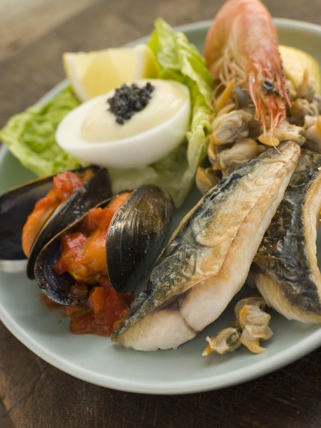 Trate as sardinha com cuidado, pois são pequenas e delicadas