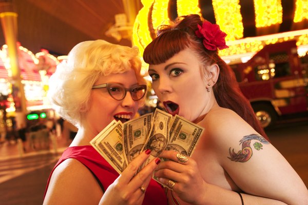 Duas garotas com penteados vintage inspirados nas garotas pin-up