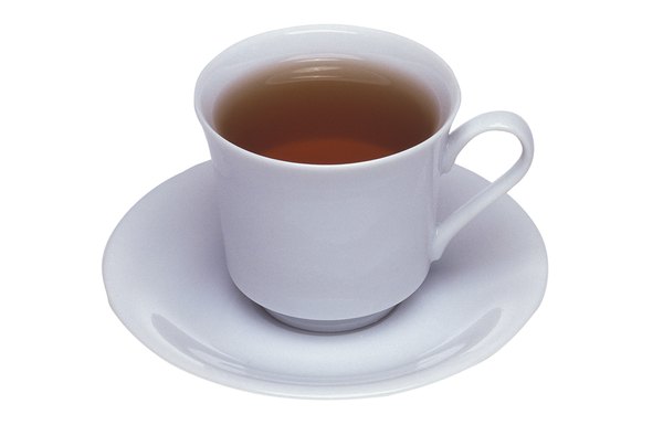 Olheiras podem ser disfarçadas com uma simples máscara com chá de camomila gelado