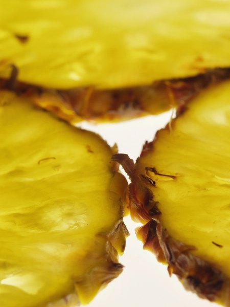 O abacaxi contém bromelina, uma substância digestiva