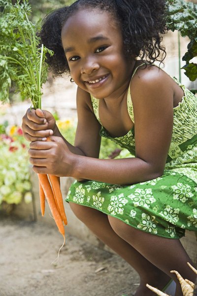 Além de divertido, cultivar um jardim faz com que as crianças saiam de casa com frequência
