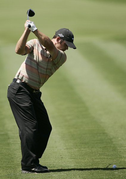The club should point toward the target at the height of the backswing.