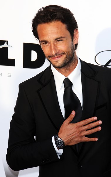 Rodrigo Santoro com cabelo penteado e barba por fazer
