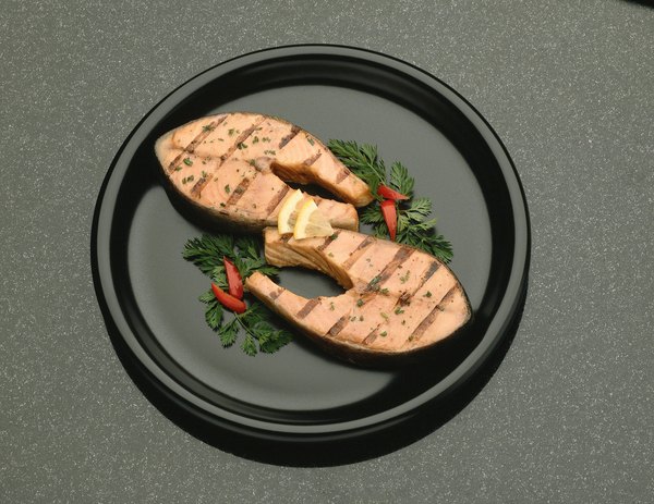 Rico em ômega-3, o salmão é uma fonte de proteína magra
