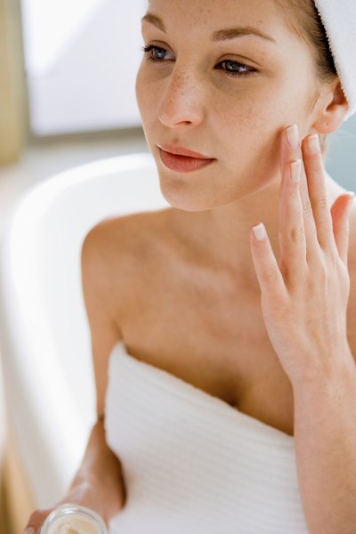 A máscara facial com banana e mel é ótima para peles secas