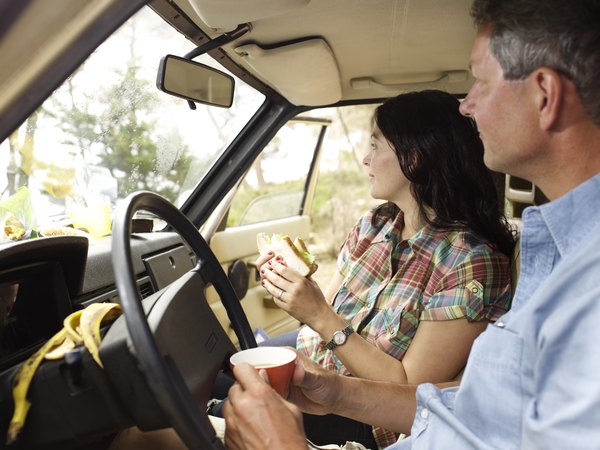 Consuma alimentos leves para evitar o sono em viagens