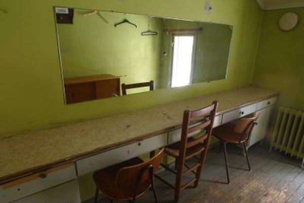How To Attach A Mirror Wall With Clips Home Guides Sf Gate Attach A Mirror To Wall With Clips