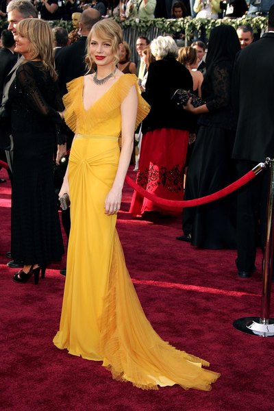 Michelle Williams ostentou um modelo da estilista Vera Wang no Oscar 2006