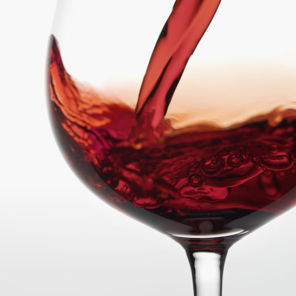 Сухое вино в крови. Красный алкоголь. Китайское красное вино. Красное вино м. Испанский винный сосуд.