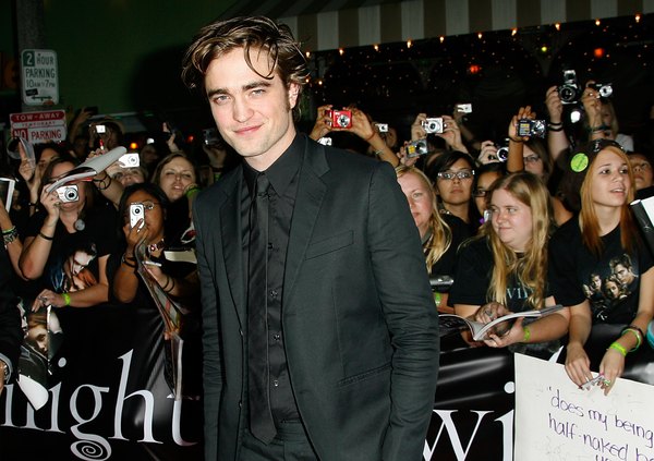 O ator Robert Pattinson é amado pelas adolescentes por seu cabelo