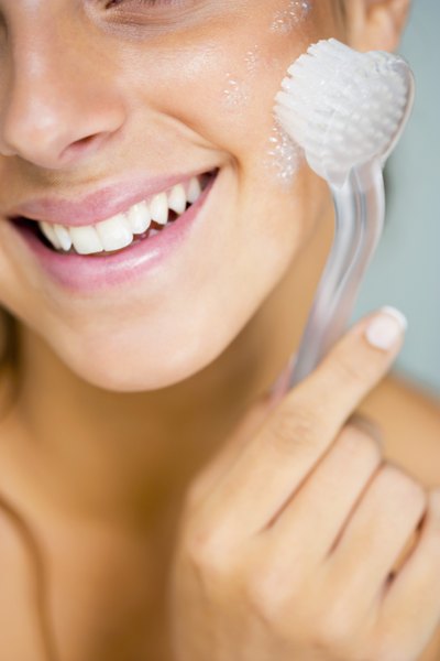 Faça a esfoliação regularmente. Só a limpeza e um creme para pele não irão funcionar
