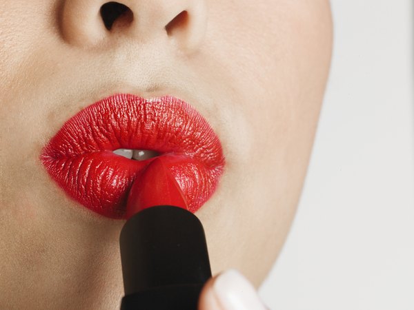 Chame a atenção com boca bem marcada e olhos discretos