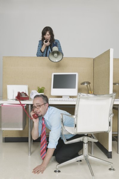 É um ambiente de trabalho, vá até a pessoa e converse