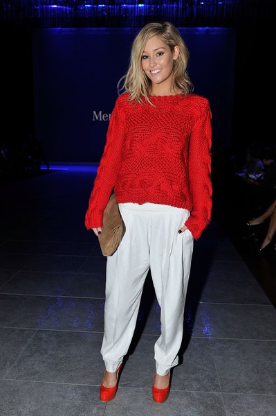 Erin McNaught veste suéter com sapatos vermelhos e brilhantes no Festival de Moda Mercedes Benz