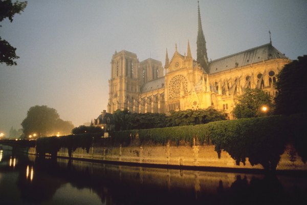 Victor Hugo escolheu a catedral de Notre Dame como o cenário de uma das obras do romantismo francês mais conhecidas internacionalmente: Nossa Senhora de Paris, também conhecida por Corcunda de Notre Dame