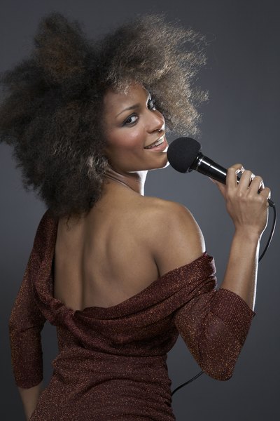 Os penteados afro de divas do soul como Diana Ross e Roberta Flack inspiraram os das divas da atualidade como Janet Jackson e Alicia Keys