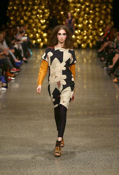 A cor do vestido e das leggings precisam combinar