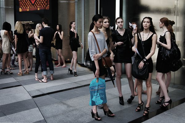 Modelos aguardam o casting para a Audi Fashion Week, em Singapura