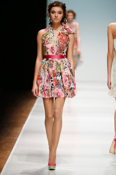 O velho e bom vestido florido não pode faltar no seu acervo de moda