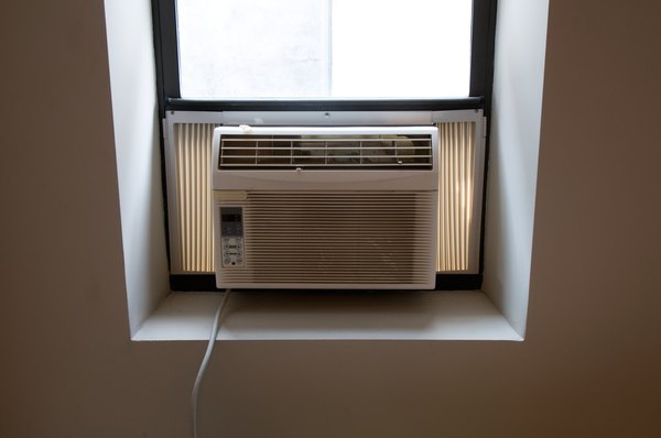 Air conditioning unit powered by electric energy