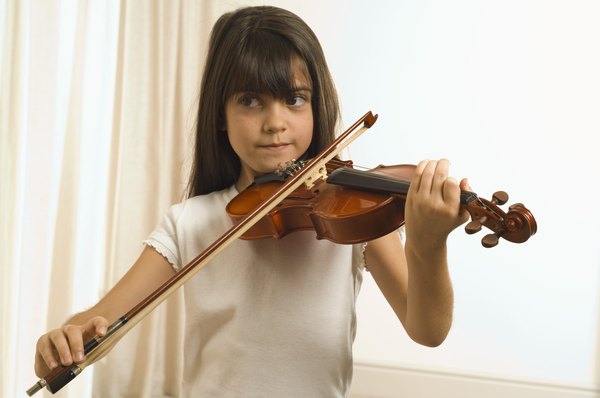 O violino é um instrumento que pode fazer a cabeça do seu filho